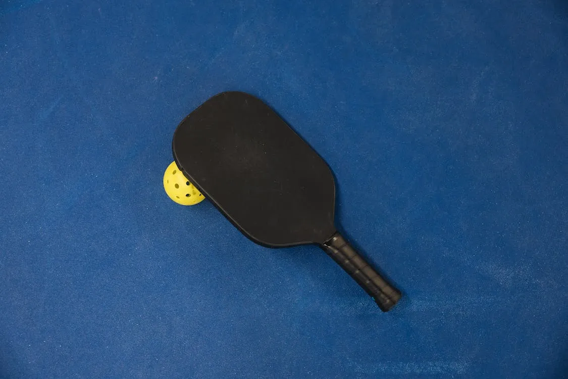 CHOOSING A PICKLEBALL PADDLE: What To Look For In Pickleball Paddle